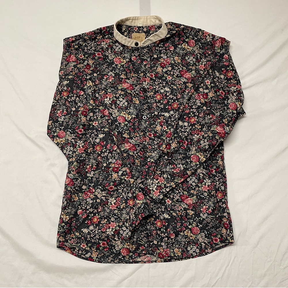 Western style women’s medium long sleeved button down